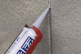 シーリングを打ち替えている様子