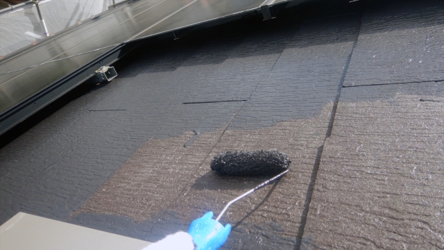 ローラーで塗装している様子