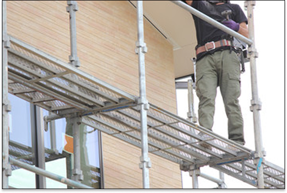 足場を撤去し清掃している様子